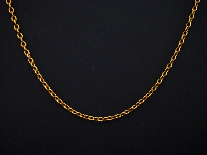 Chaine en or jaune, maille forçat. Long. 50 cm Poids : 5,44 g   