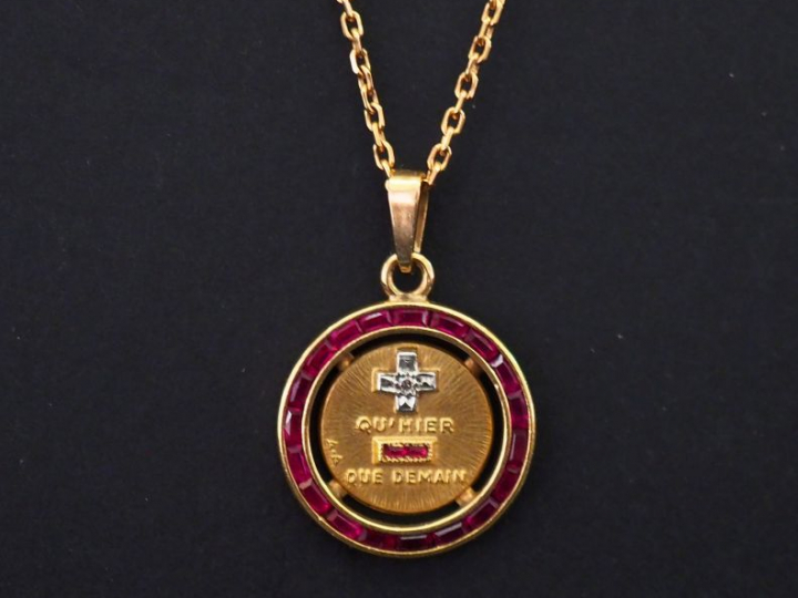 Médaille en or "plus qu'hier et moins que demain", sertie d'un petit d