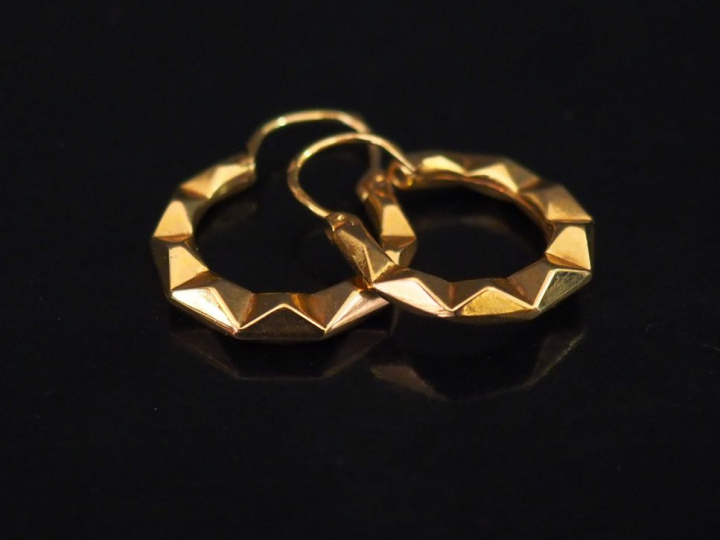 Paire de créoles en or.  Poids : 1,49 g   