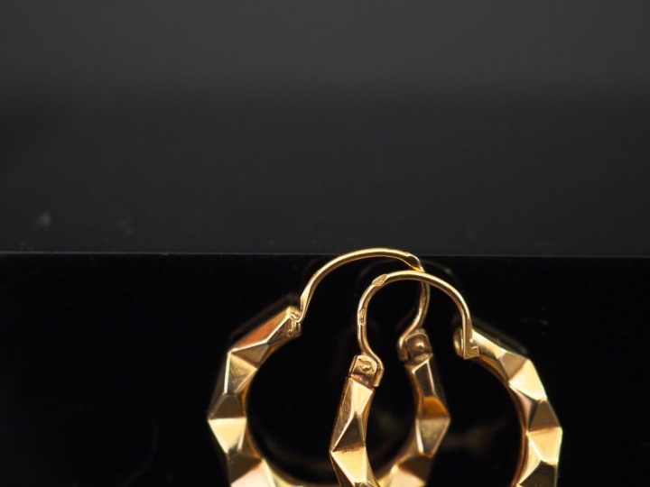 Paire de créoles en or.  Poids : 1,49 g   