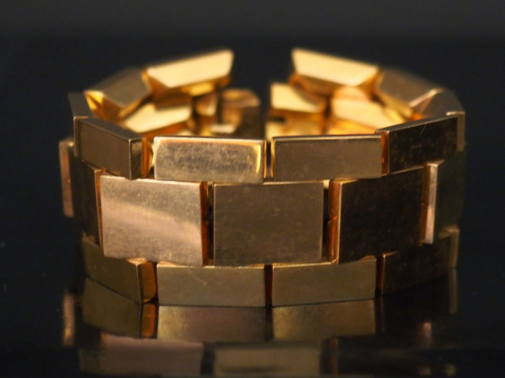 Bracelet "tank" en or.  Chainette de sécurité. Larg.2,6 cm Poids : 73,