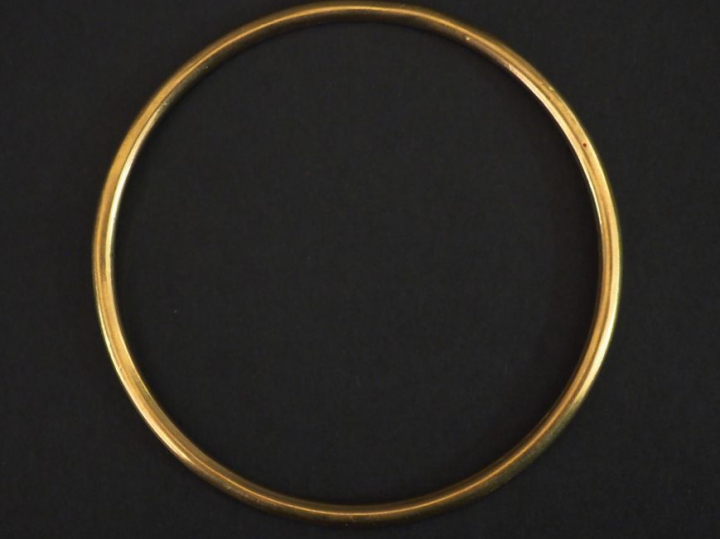 Bracelet jonc en or.  Diam. 6,5 cm  Poids : 27,7 g   