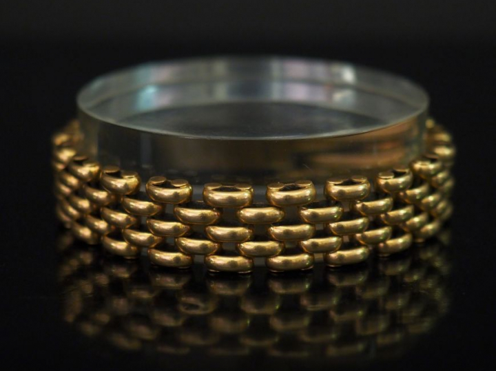 Bracelet "tank" en or.  Long. 19,5 cm  Larg. 1,5 cm  Poids : 71,80 g  