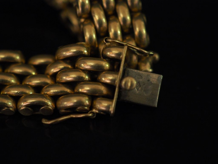 Bracelet "tank" en or.  Long. 19,5 cm  Larg. 1,5 cm  Poids : 71,80 g  