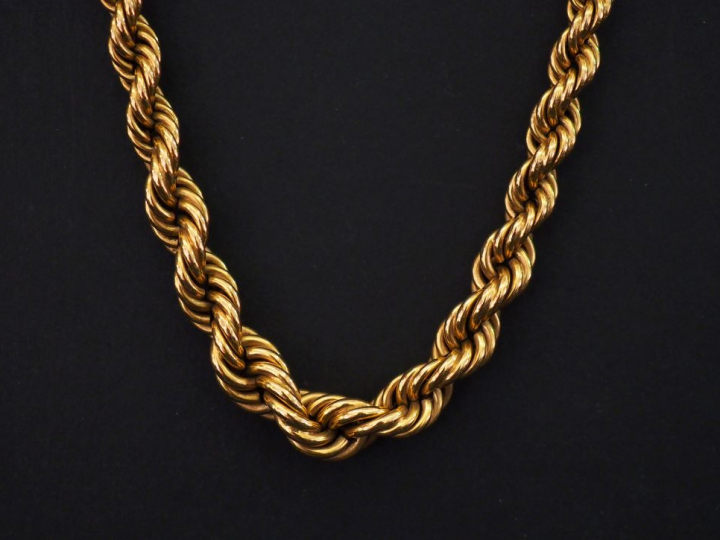 Collier en or jaune, maille torsadée, disposée en chute. Chainette de 
