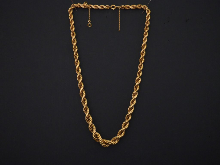 Collier en or jaune, maille torsadée, disposée en chute. Chainette de 