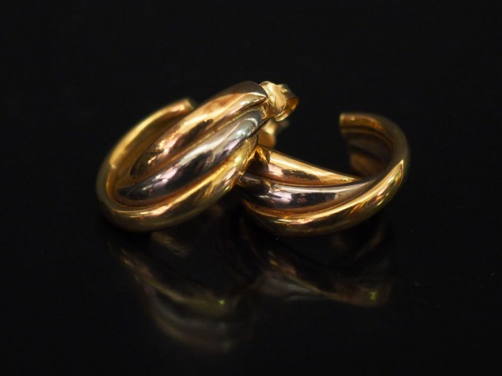 Paire de perce oreilles en or deux tons. Poids : 3,53 g   