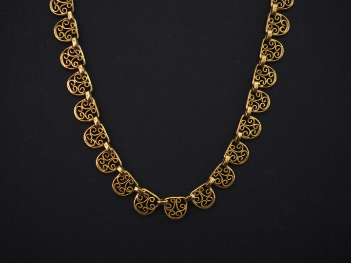 Collier articulé en or jaune, à décor de maillons ajourés et filigrané