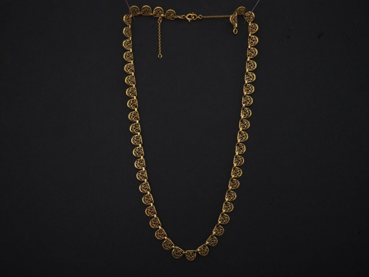 Collier articulé en or jaune, à décor de maillons ajourés et filigrané