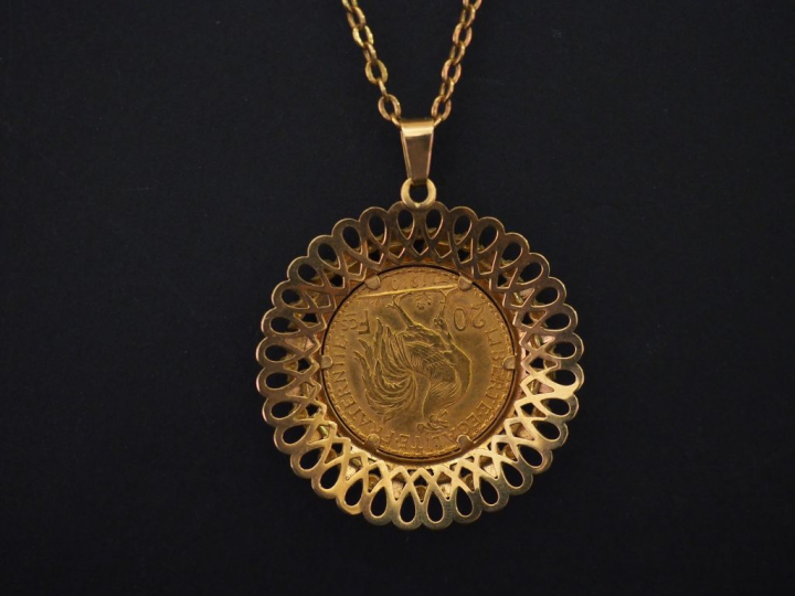Pendentif ajouré en or jaune, serti en son centre d'une pièce de 20 Fr