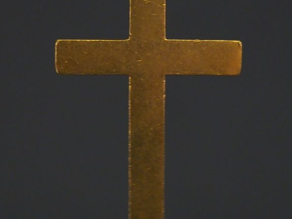 Pendentif en or en forme de croix. Poids : 9,70 g   
