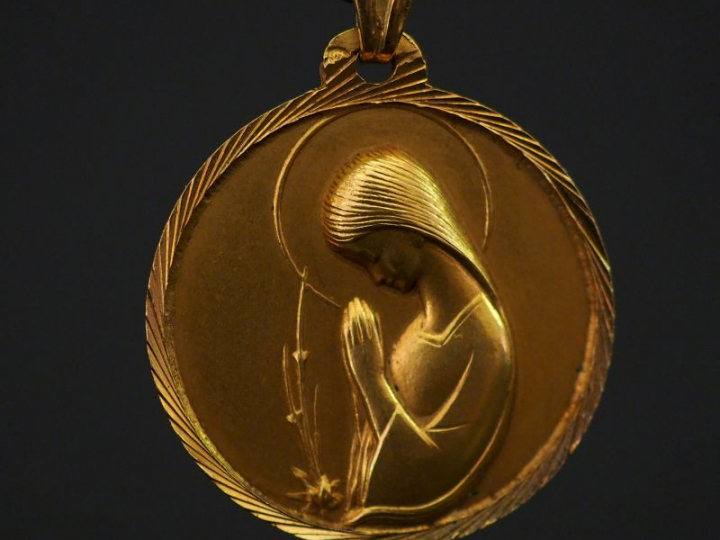 Médaille de baptême en or 14 k. Poids : 6,5 g   