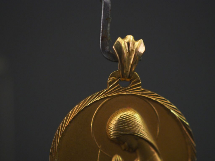 Médaille de baptême en or 14 k. Poids : 6,5 g   