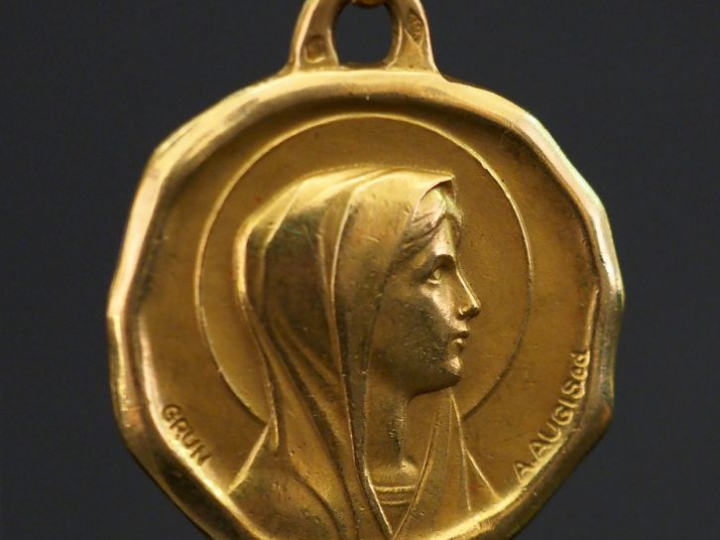 Médaille de baptême en or "profil de Sainte Vierge".  Poids : 9,07 g  