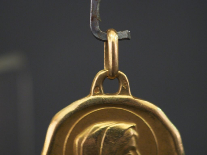 Médaille de baptême en or "profil de Sainte Vierge".  Poids : 9,07 g  