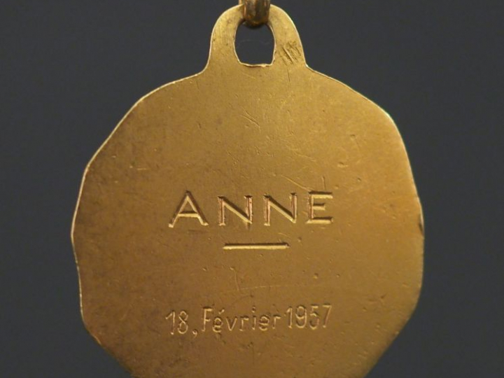 Médaille de baptême en or "profil de Sainte Vierge".  Poids : 9,07 g  