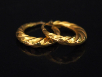 Vente aux enchères Paire de créoles en or torsadé à décor de côtes torses. Poids : 2,20 g