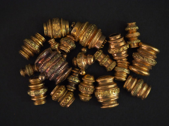 Ensemble de 19 coulants Napoléon III en or.  Poids : 27 g   