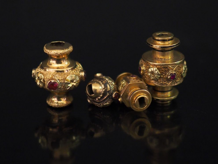 4 coulants Napoléon III en or et pierres de couleur.  Poids tel : 9,28