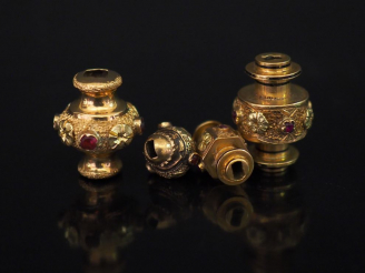 Vente aux enchères 4 coulants Napoléon III en or et pierres de couleur.  Poids tel : 9,28