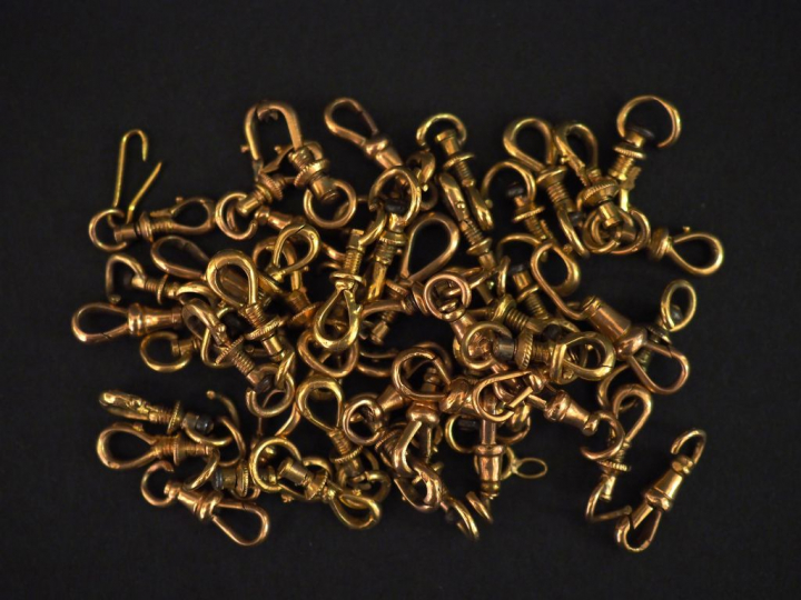 Ensemble de fermoirs en or (certaines vis en métal).  Poids tel : 55 g