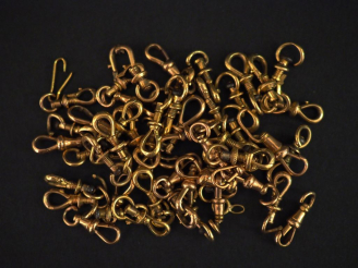 Vente aux enchères Ensemble de fermoirs en or (certaines vis en métal).  Poids tel : 55 g