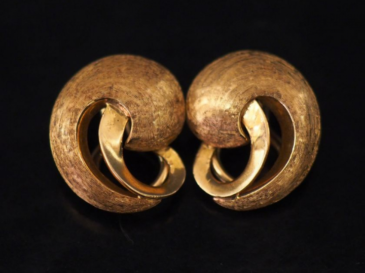 Paire de boucles d'oreilles en or en forme de volute.  Poids : 9,08 g 