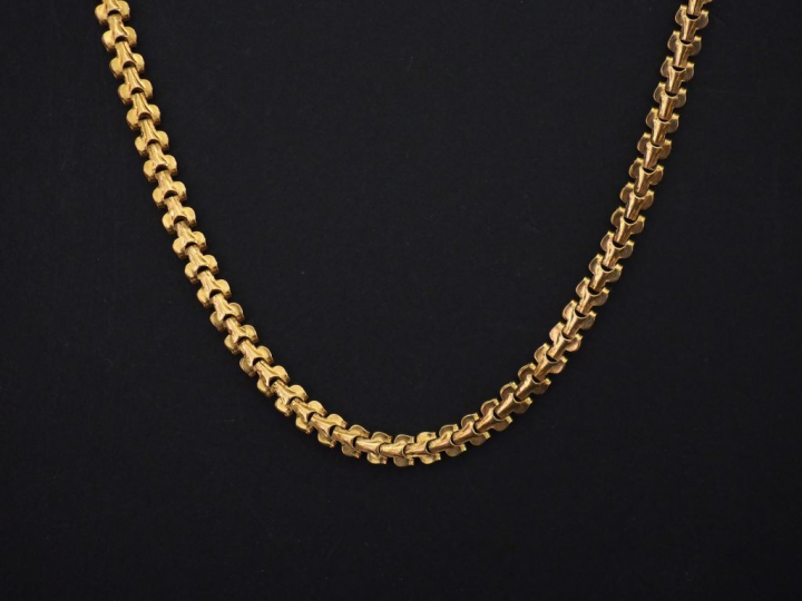 Collier en or, maille fleuron plat articulé.  Poids : 14,10 g   