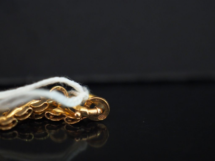 Collier en or, maille fleuron plat articulé.  Poids : 14,10 g   