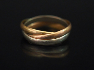 Vente aux enchères Bague trois anneaux trois tons d'or. TDD. 50 Poids : 3,60 g   