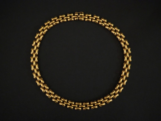 Vente aux enchères Collier "tank" en or jaune. Long. 41,5 cm  Larg. 1,2 cm  Poids : 81,70