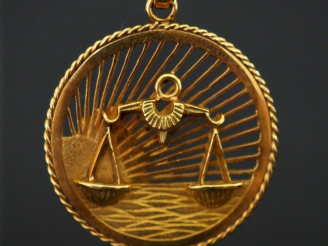 Vente aux enchères Pendentif en or ajouré, allégorie du signe de la balance. Diam. 3,5 cm