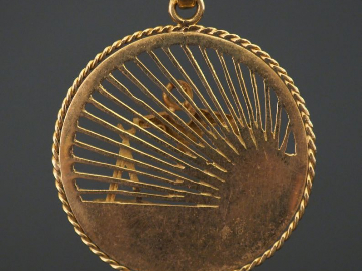 Pendentif en or ajouré, allégorie du signe de la balance. Diam. 3,5 cm