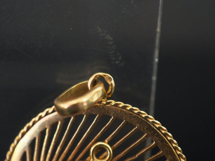 Pendentif en or ajouré, allégorie du signe de la balance. Diam. 3,5 cm