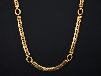 Vente aux enchères Collier en or maille tressée plate, agrémentée de six maillons ovales.