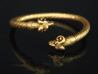 Vente aux enchères Bracelet en or, à décor de côtes torses terminée par deux têtes de bél