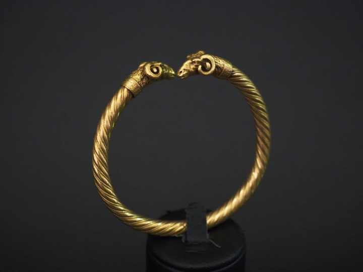 Bracelet en or, à décor de côtes torses terminée par deux têtes de bél