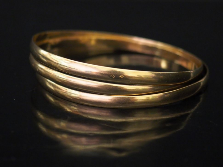 Trois bracelets jonc plats en or jaune.  Diam. 6,5 cm et 6,8 cm  Poids