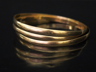 Vente aux enchères Trois bracelets jonc plats en or jaune.  Diam. 6,5 cm et 6,8 cm  Poids