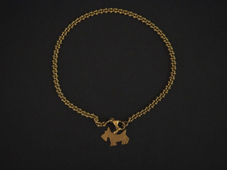 Vente aux enchères Bracelet maille torse, ajourée et pendentif en or en forme de fox terr