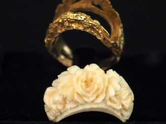 Vente aux enchères Bague jonc de forme bombée en or jaune 9k, à décor ajouré.  Ancienneme