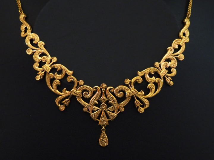 Collier draperie en or jaune, à décor ajouré en son centre d'un motif 