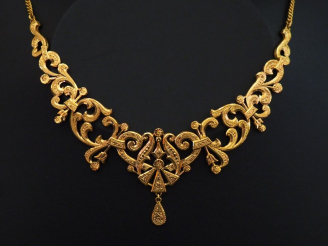 Vente aux enchères Collier draperie en or jaune, à décor ajouré en son centre d'un motif 