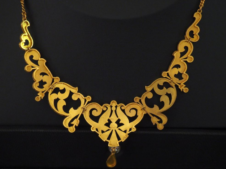 Collier draperie en or jaune, à décor ajouré en son centre d'un motif 