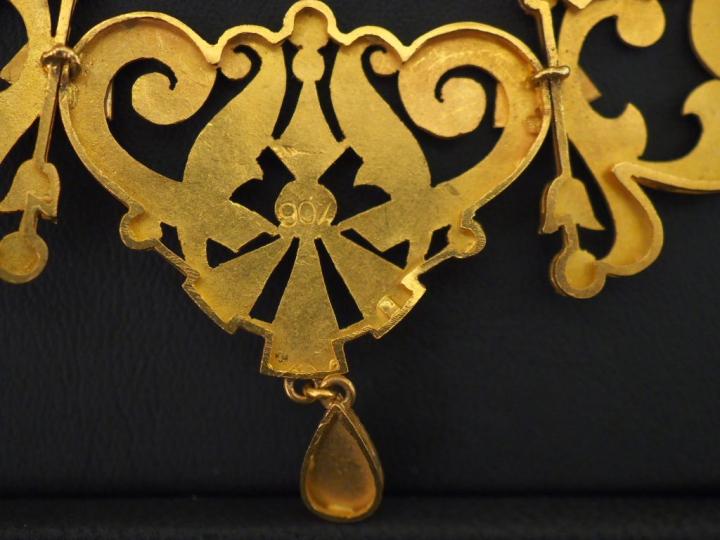 Collier draperie en or jaune, à décor ajouré en son centre d'un motif 