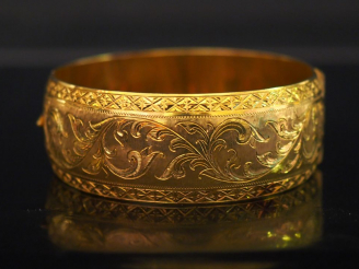 Vente aux enchères Large bracelet jonc en or jaune, à décor gravé de rinceaux feuillagés 
