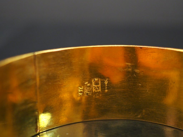 Large bracelet jonc en or jaune, à décor gravé de rinceaux feuillagés 