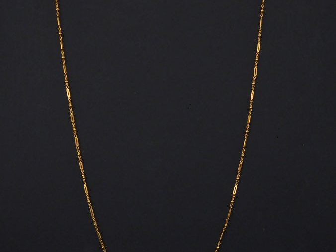 Collier souple en or jaune, à décor de petites boules et maillons ajou