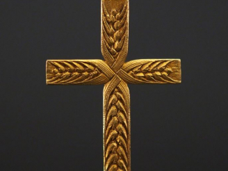 Vente aux enchères Pendentif en or jaune en forme de croix, à décor d'épis de blé.  3,4 x