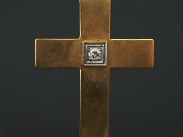 Pendentif en or jaune en forme de croix, agrémenté en son centre d'un 